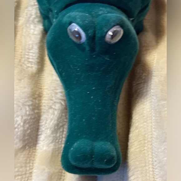 Vintage velvet alligator with gold tone alligator with rhinestone eye - Picture 5 of 9